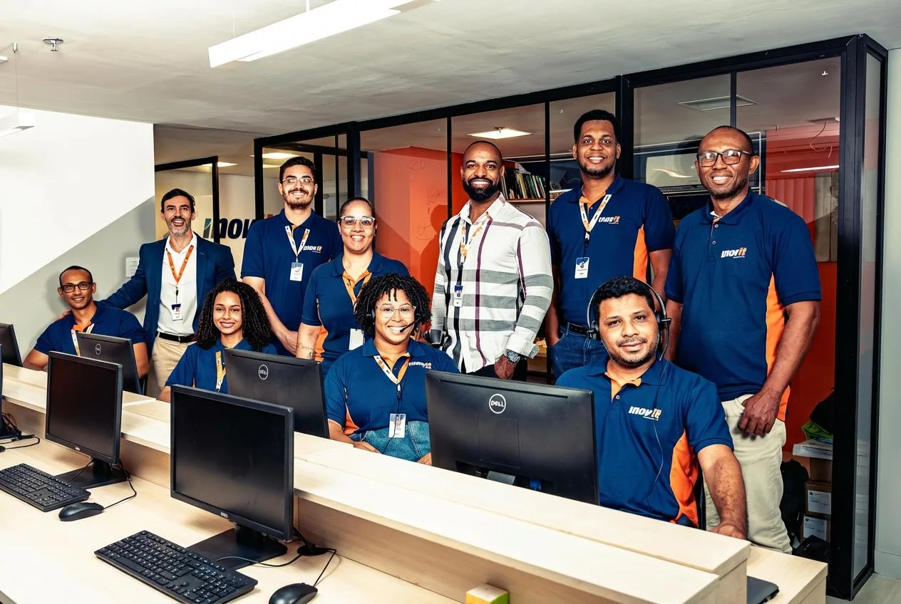 Equipe da inoviT reunida no centro de atendimento em Salvador